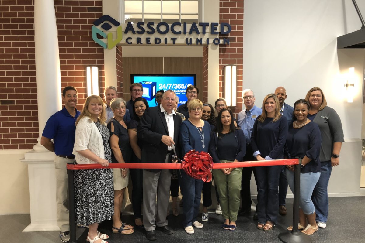 Associated Credit Union cuts ribbon on educational storefront